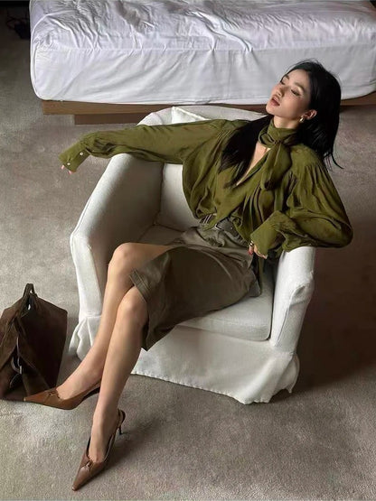Olive Reverie – Blusa Sculptural Chiffon